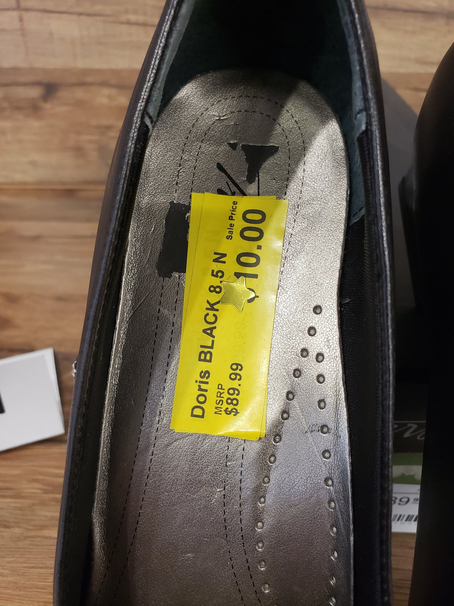 Allen's Bootery Doris black women's shoe interior showing cushioned footbed and size 8.5 N sale sticker